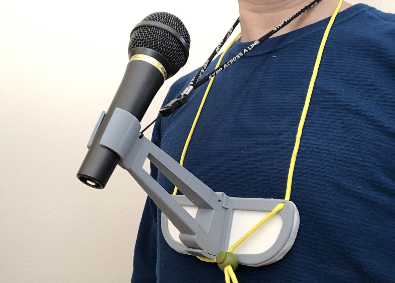 ハンドマイクをハンズフリー化する首掛けマイクスタンドを3Dプリントで製作 make it easy